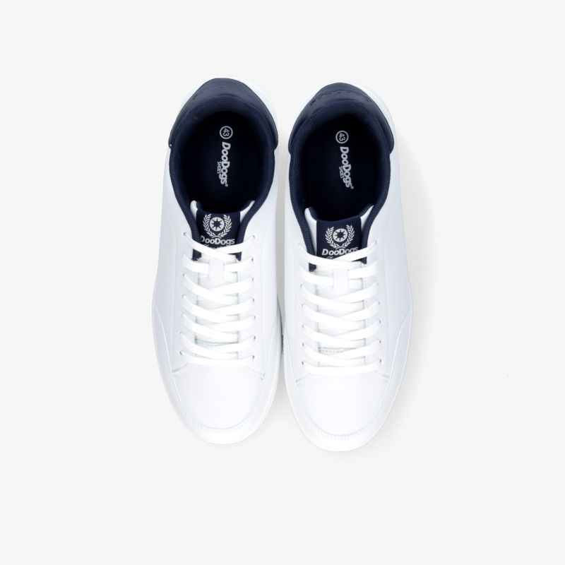 Weiße Sneaker Paar in klarer Draufsicht mit Schnürsenkeln und modernem, sportlichem Design