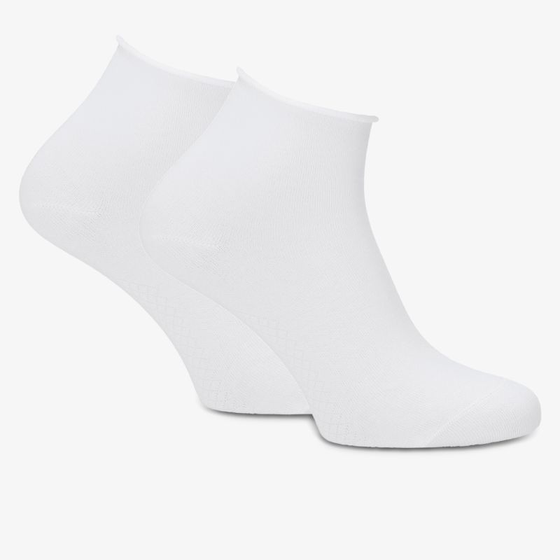 Weiche und bequeme weiße Socken in klassischem Look, ideal für den Alltag und sportliche Aktivitäten.