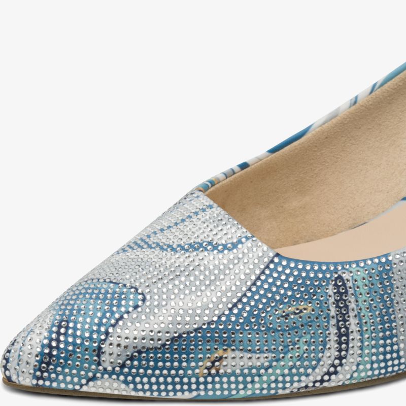 Spitz zulaufender Schuh mit blau gemustertem, edlem Design und eleganter Oberfläche, Nahaufnahme Detail