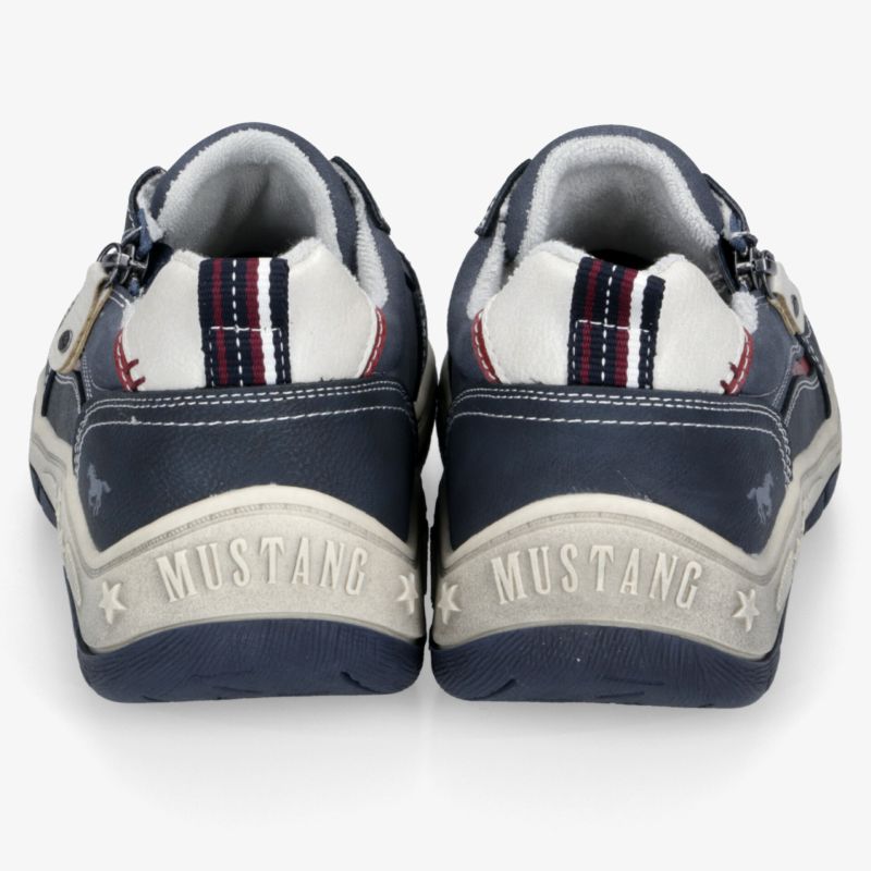 Rückansicht von robusten und atmungsaktiven Mustang Schuhen mit komfortabler Polsterung und rutschfester Sohle
