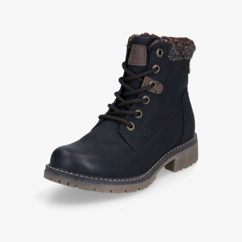 Schwarzer robuster Stiefel mit warmem Futter und rutschfester, langlebiger Sohle in schräger Vorderansicht