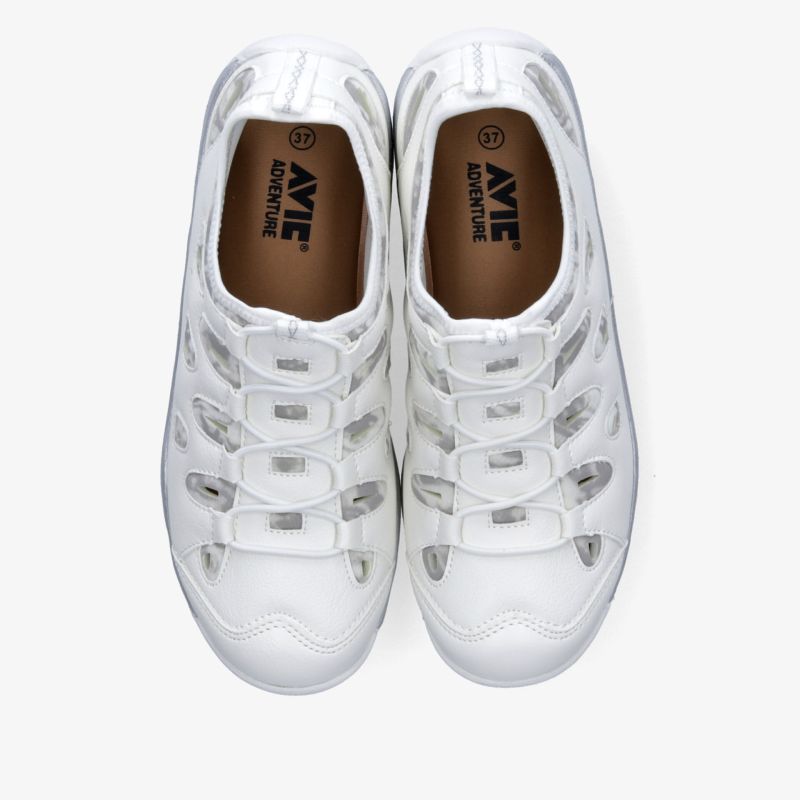 Weiße Sneaker im Paar, moderne und bequeme Schuhe mit atmungsaktivem Material und flexibler Sohle in Draufsicht