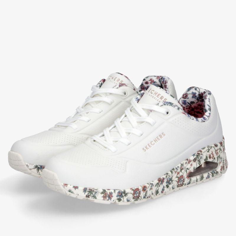 Weißer Sneaker mit floralem Muster, gepolstertem Einstieg und leichter, flexibler Sohle für hohen Tragekomfort