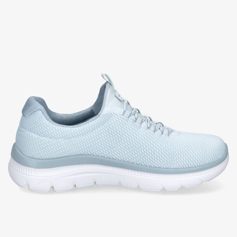 Leichter hellblauer Sneaker mit atmungsaktivem Material und flexibler Sohle in seitlicher Ansicht