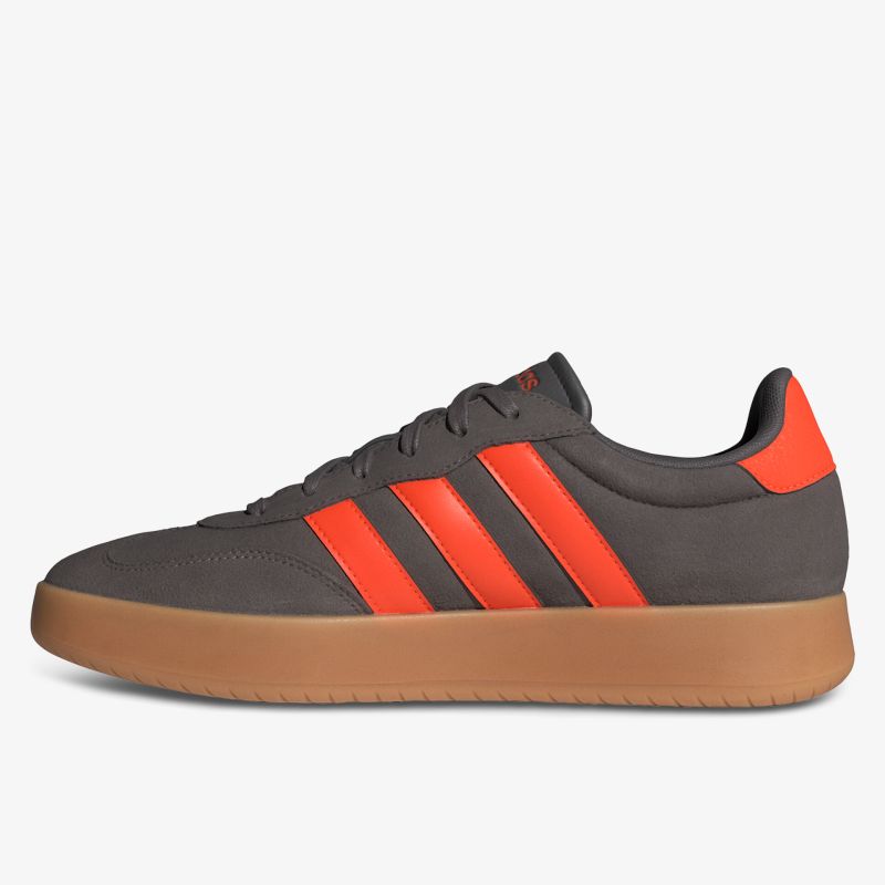 Robuster Sportschuh mit seitlicher Ansicht und kontrastreichen orangenen Streifen, bequeme Passform