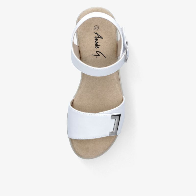 Elegante weiße Sandale mit bequemem Fußbett und verstellbarer Schnalle, ideal für stilvolle Sommeroutfits.