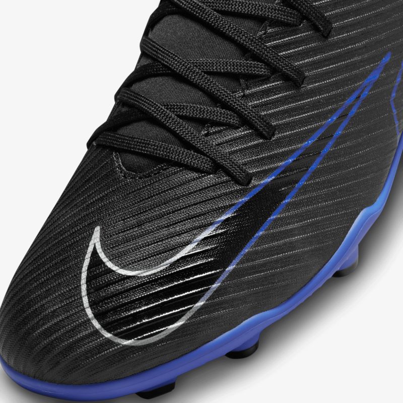 Nahaufnahme eines schwarzen Fußballschuhs mit dynamischem Design, sichtbarer Schnürung und markantem Nike-Logo