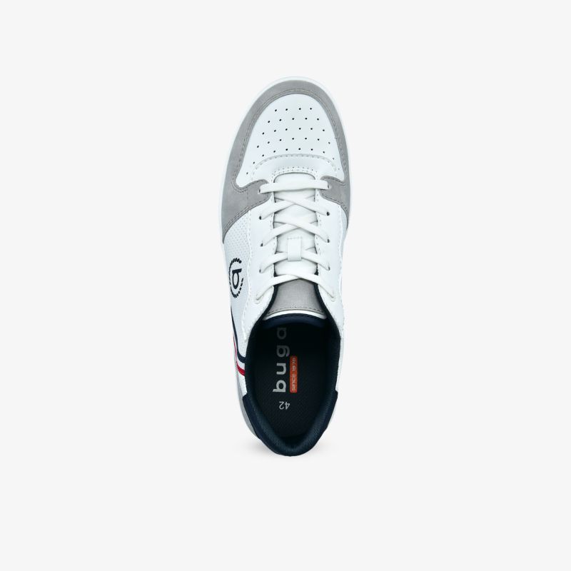 Moderner weißer Sneaker mit grauen Akzenten, atmungsaktivem Material und bequemen Schnürsenkeln in Draufsicht