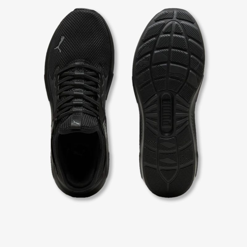 Leichter und atmungsaktiver Sportschuh in Draufsicht, flexible Sohle mit rutschfestem Profil