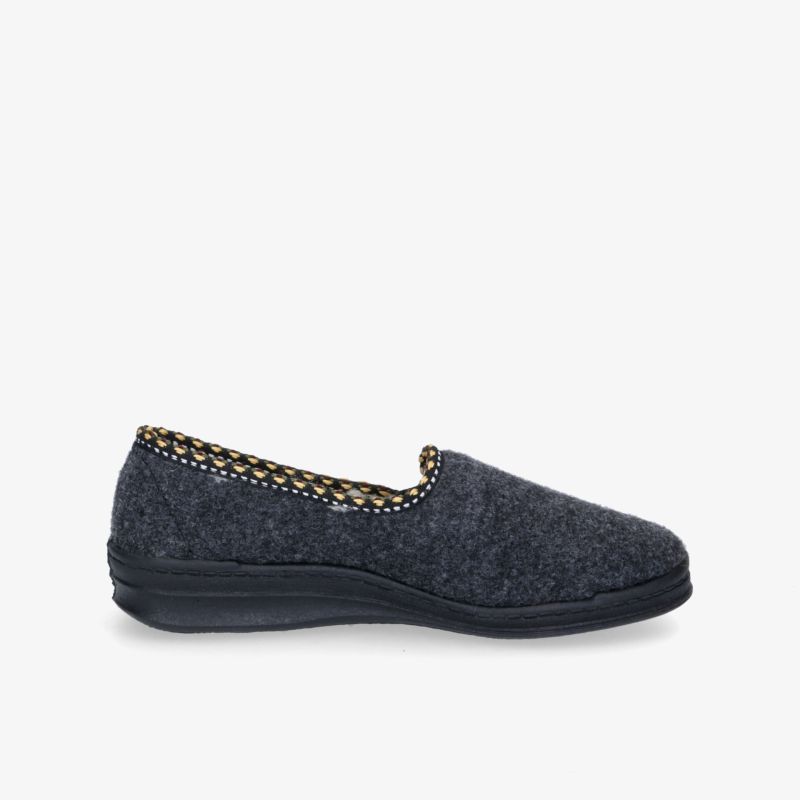 Bequemer Schuh mit textilem Obermaterial und rutschfester Sohle für vielseitige Alltagssituationen.
