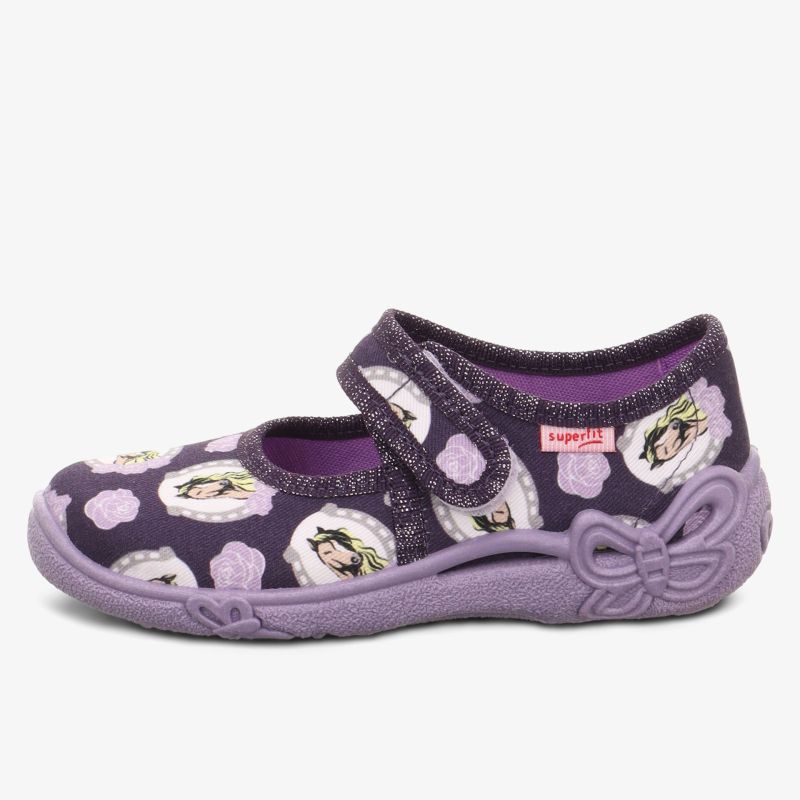 Lila Schuhe mit Blumenmuster und Klettverschluss für optimalen Halt und Komfort.
