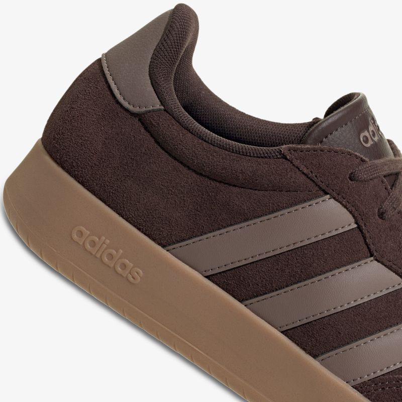 Detailaufnahme eines braunen Sneakers mit weichem Textilmaterial und dezenter Markenprägung