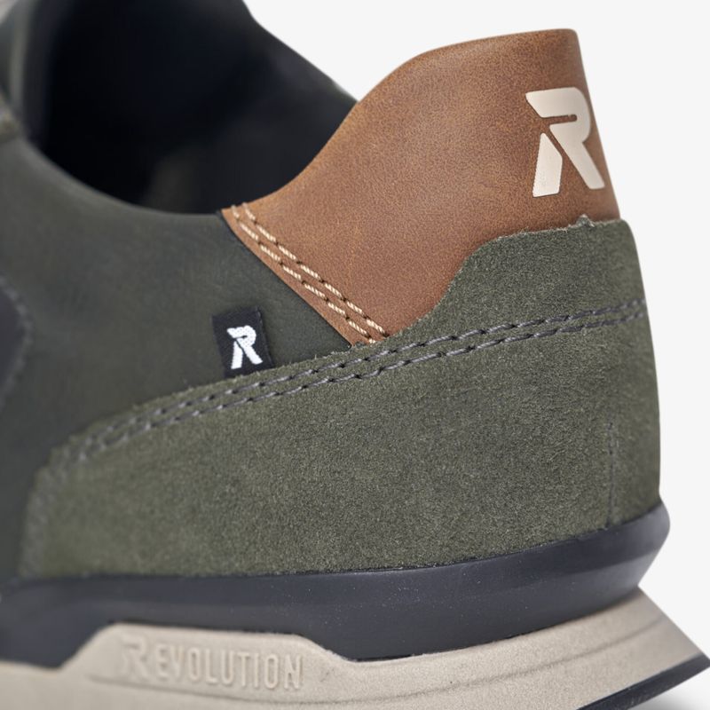 Eleganter Schuh mit robustem Fersenbereich und modernem Design in Grün und Braun.