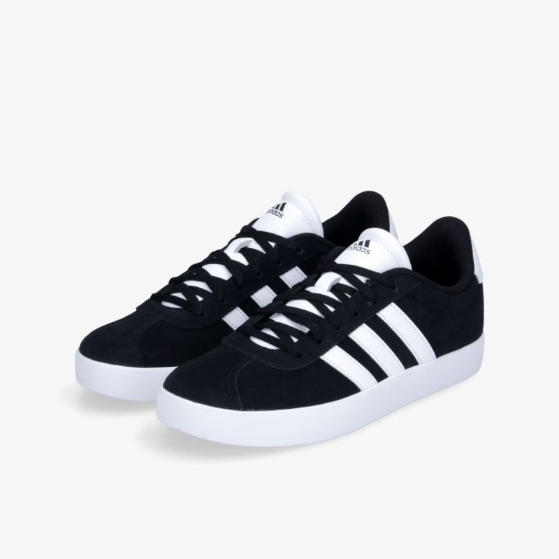 Schwarze Sneaker mit weißen Streifen als Paar, modernes Design, rutschfeste und leichte Sohle für hohen Tragekomfort
