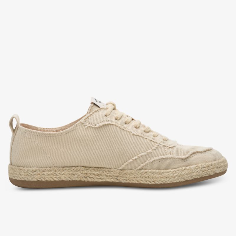 Leichter bequemer Sneaker in natürlichem Beige mit Baumwoll-Canvas und robuster Gummisohle in seitlicher Ansicht
