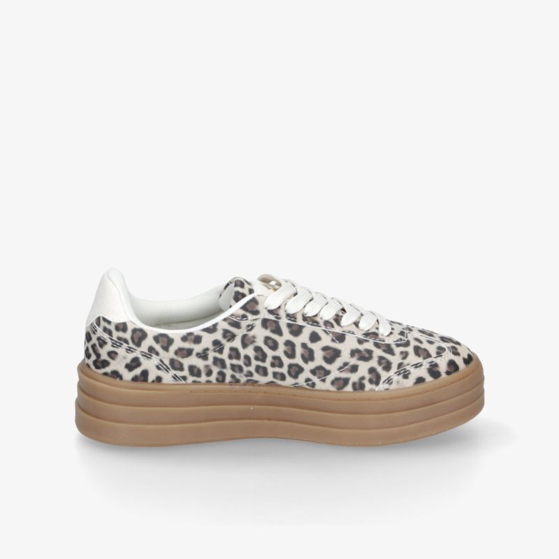 Seitliche Ansicht eines modischen Plateau-Sneakers mit auffälligem Leopardenmuster und robuster, bequemer Sohle