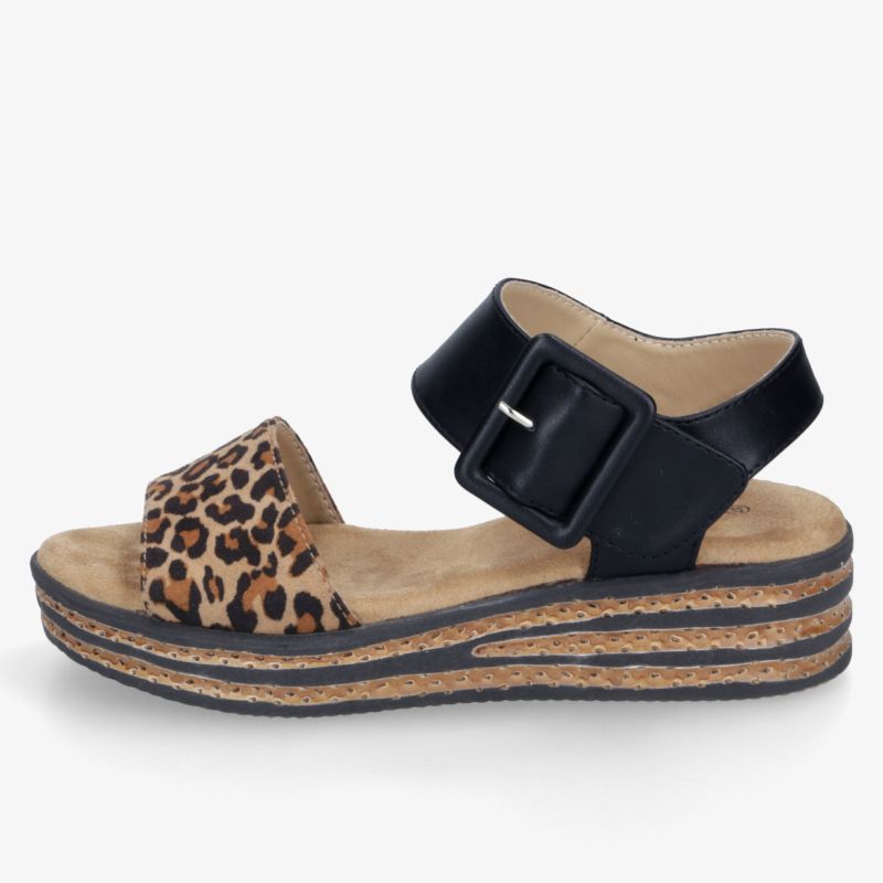 Stylische Sandale mit Leopardmuster und breiter Schnalle, ideal für bequemen Tragekomfort.