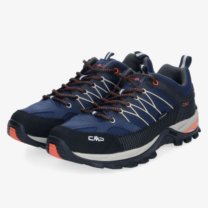 Bequeme Wanderschuhe in Blau mit robuster Sohle und gutem Grip für Outdoor-Abenteuer.