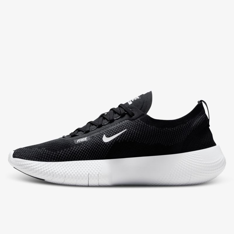Moderner schwarzer Laufschuh mit weißer Sohle und atmungsaktivem Design. Perfekt für Sport und Freizeit.