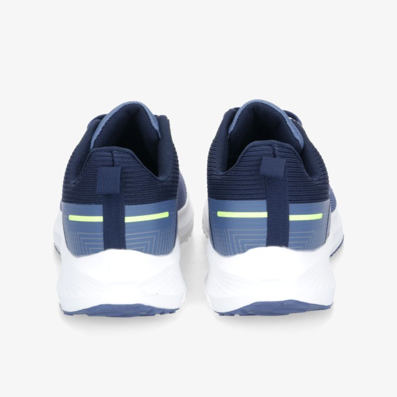 Rückansicht von blauen Sportschuhen mit weißer Sohle und reflektierenden Details für optimale Sichtbarkeit