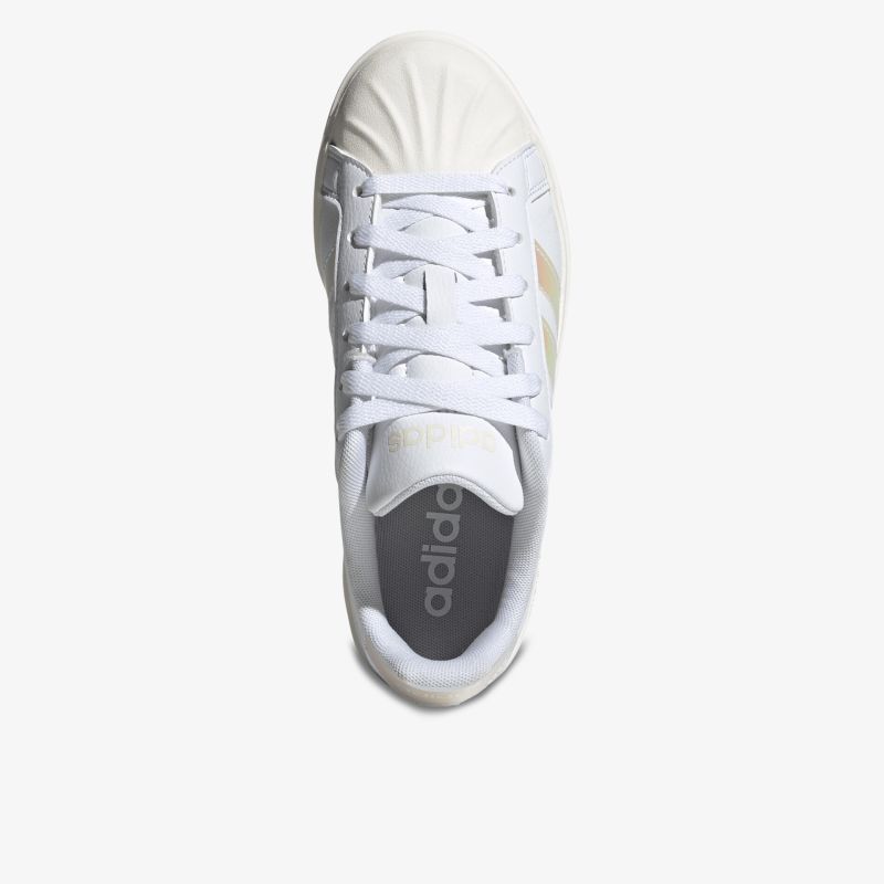Weißer Sneaker mit klassischer Schnürung und cleanem, schlichtem Design in Draufsicht