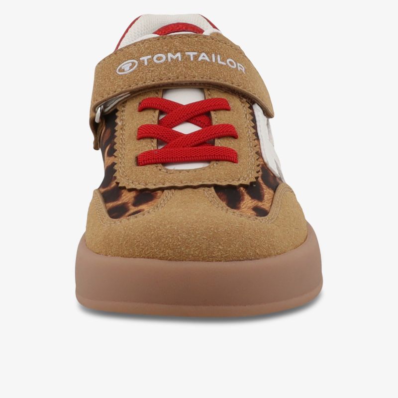 Frontansicht modischer Sneaker mit weichem Material und kontrastreichen roten Schnürsenkeln, komfortabel und stylisch