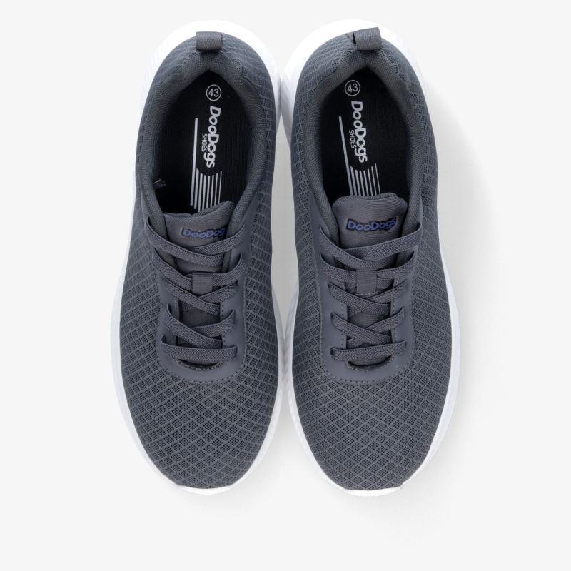 Graue Sportschuhe mit atmungsaktivem Material, flexibler Sohle und bequemem Sitz, Paar von oben sichtbar