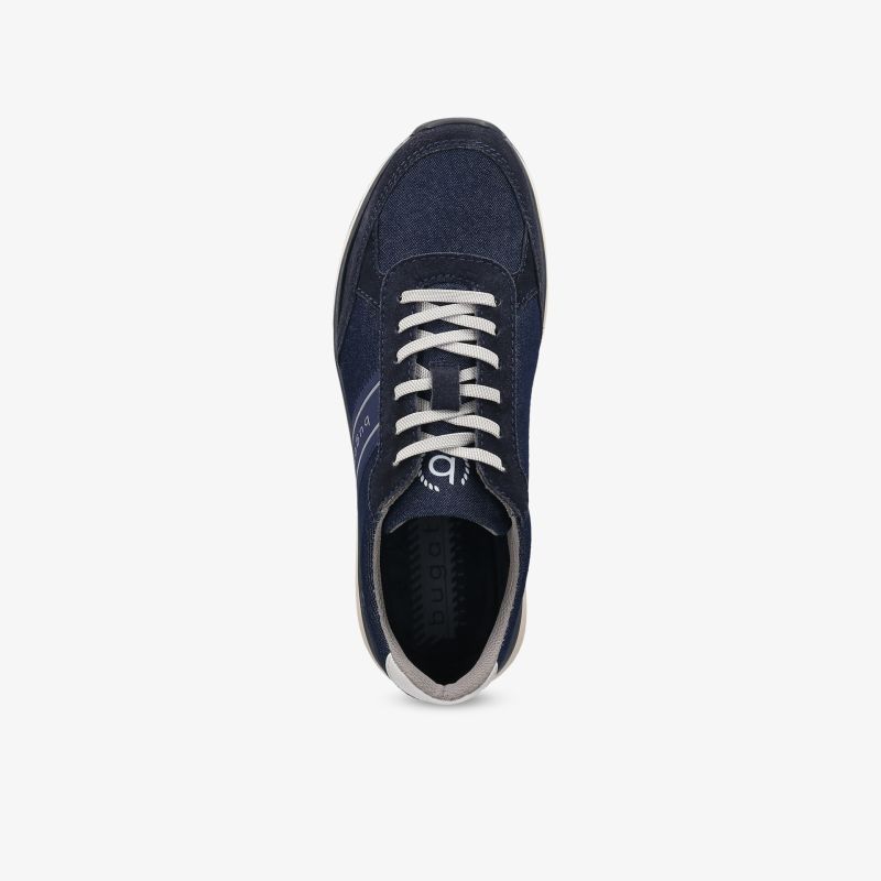 Blauer sportlicher Schuh mit weißen Schnürsenkeln in leichter, atmungsaktiver und robuster Ausführung, Draufsicht