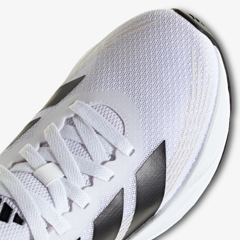 Weißer Sport-Schuh mit atmungsaktivem Material und stabiler Schnürung für optimalen Tragekomfort