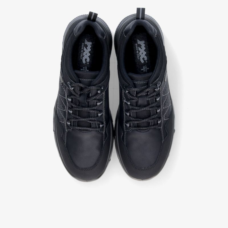 Schwarzes Sneaker Paar mit robuster Polsterung, schnürbar und sportlichem Design in Draufsicht