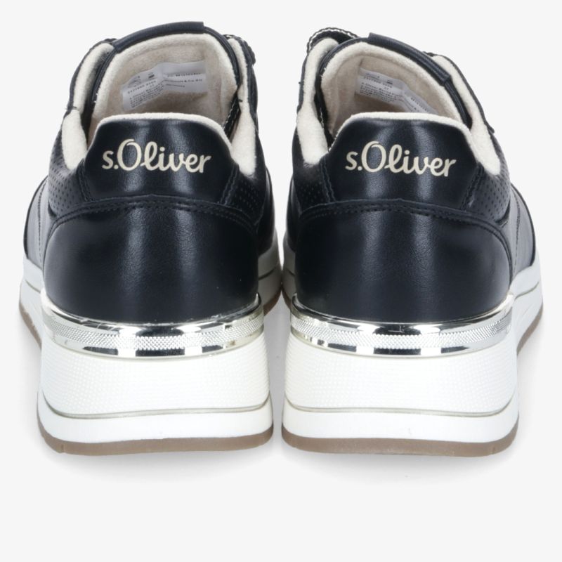 Rückansicht von bequemen Schuhen mit gepolstertem Schaft und modernem Design, glatte Oberfläche und schimmernde Metallic-Details