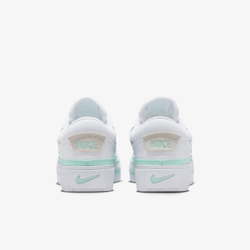 Weiß-grüner Nike Sportschuh mit robuster Sohle und gepolstertem Innenbereich, Rückansicht
