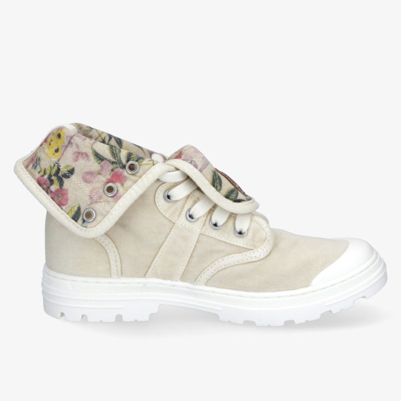 Beiger robuster Schuh mit modischem Blumenmuster, verstellbarer Schnürung und strapazierfähiger weißer Sohle, seitliche Ansicht