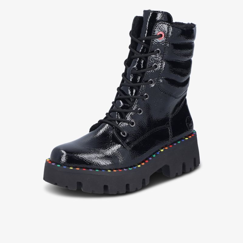 Robuster schwarzer Schnürstiefel mit glänzender Oberfläche und farbigen Details am Absatz
