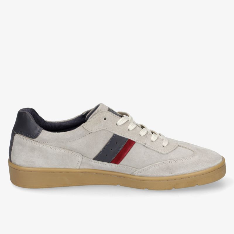 Seitenansicht eines bequemen Sneakers mit atmungsaktivem Obermaterial und langlebiger rutschfester Gummisohle