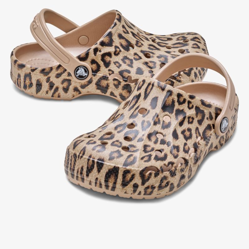 Stylische Crocs in Leopardendesign mit hochwertigem Tragekomfort und rutschfestem Halt.