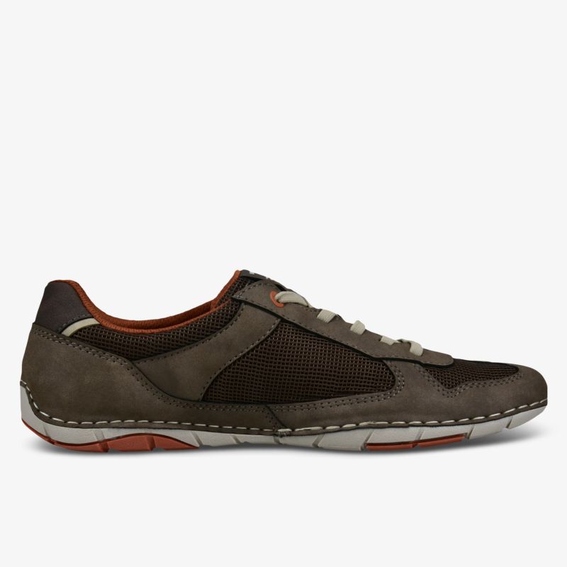 Bequemer, sportlicher Sneaker mit atmungsaktiven Materialien und flexibler Sohle.