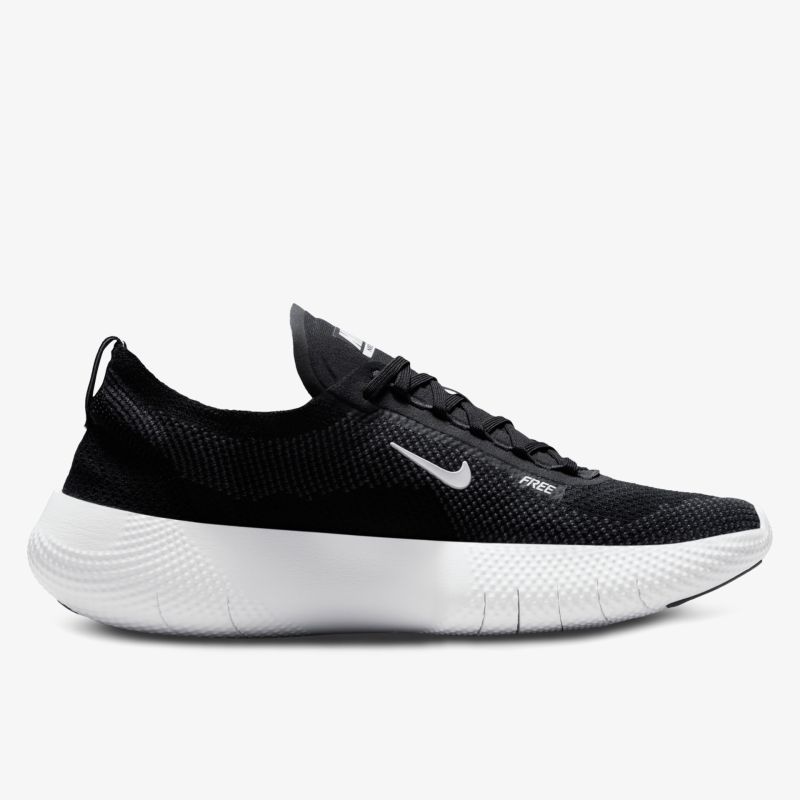 Moderner schwarzer Sneaker mit flexiblem, atmungsaktivem Obermaterial und rutschfester Sohle.