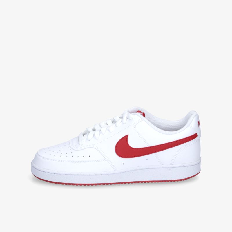 Weißer Sneaker mit rotem Nike-Swoosh, klares Design, bequeme Passform und atmungsaktives Material