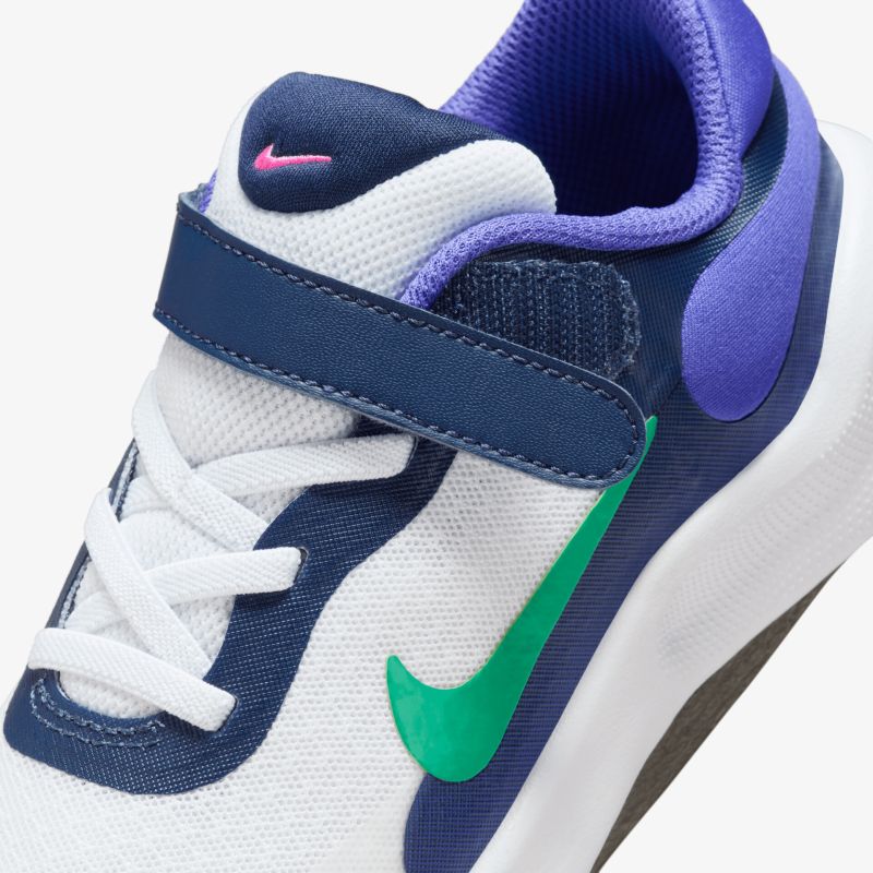 Leichter Sneaker mit atmungsaktivem Material, bequemem Klettverschluss und rutschfester Sohle für optimalen Tragekomfort