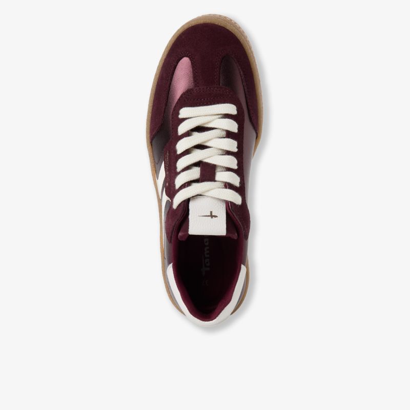 Glänzender eleganter Schuh mit weißer Schnürung in klassischem Design, perfekte Passform von oben sichtbar