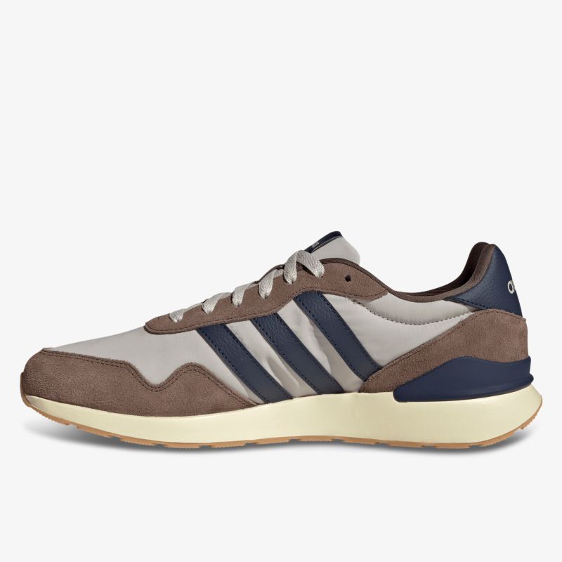 Leichter und bequemer Sneaker mit sportlichem Design und atmungsaktivem Material in seitlicher Ansicht