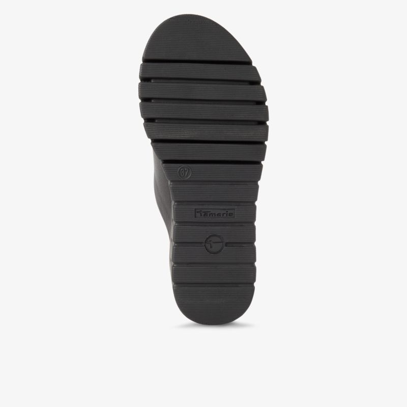 Robuste, rutschfeste Schuhsohle mit tiefem Profil für optimalen Halt und hohe Strapazierfähigkeit