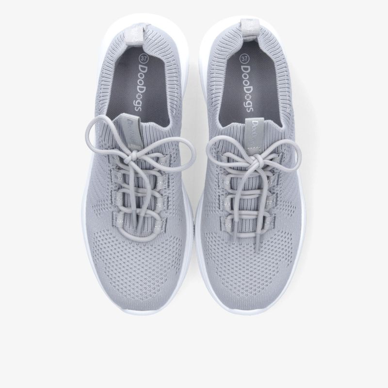 Leichte graue Sportschuhe mit atmungsaktivem Material und bequemer Passform, Draufsicht auf das Paar