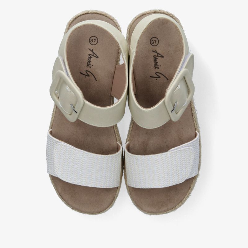 Bequeme weiße Sandalen mit verstellbarem Riemen und weichem Fußbett, ideal für sommerlichen Komfort