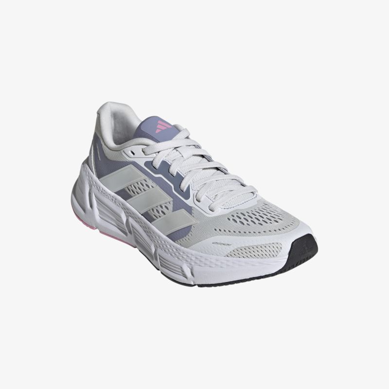Weiß-grauer Sportschuh mit atmungsaktivem Design und rutschfester Sohle für optimalen Komfort.