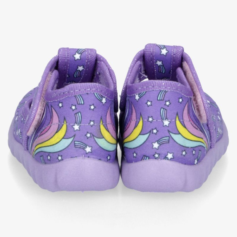 Rückansicht lila Schuhe mit buntem Einhorn-Motiv, weiche Sohle und praktische Passform