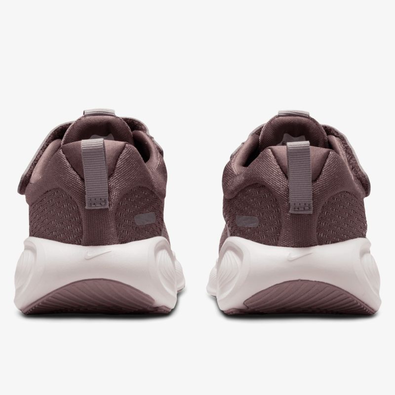 Stylische Sneakers mit robuster Sohle und modernem Design.