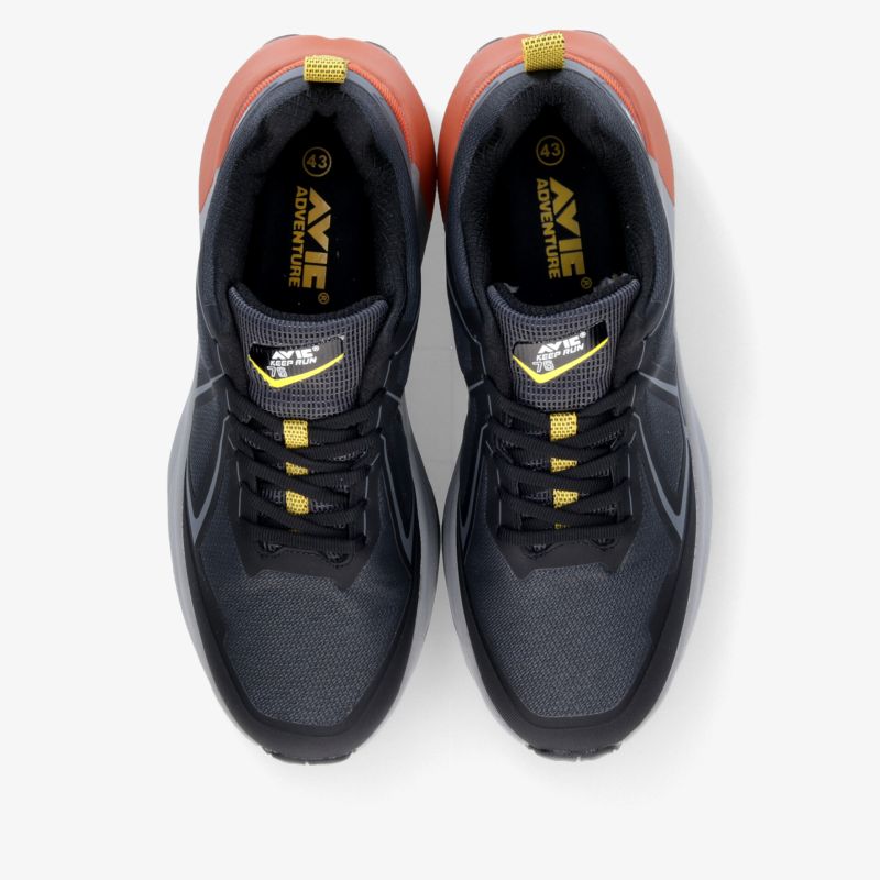 Leichtes und bequemes Paar Sportschuhe mit atmungsaktivem Material und robuster, flexibler Sohle