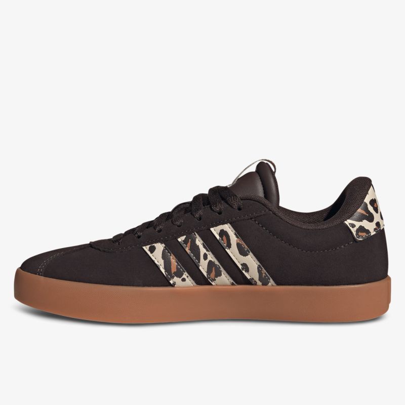 Moderner Sneaker seitliche Ansicht mit kontrastfarbener Sohle und markanten Musterelementen